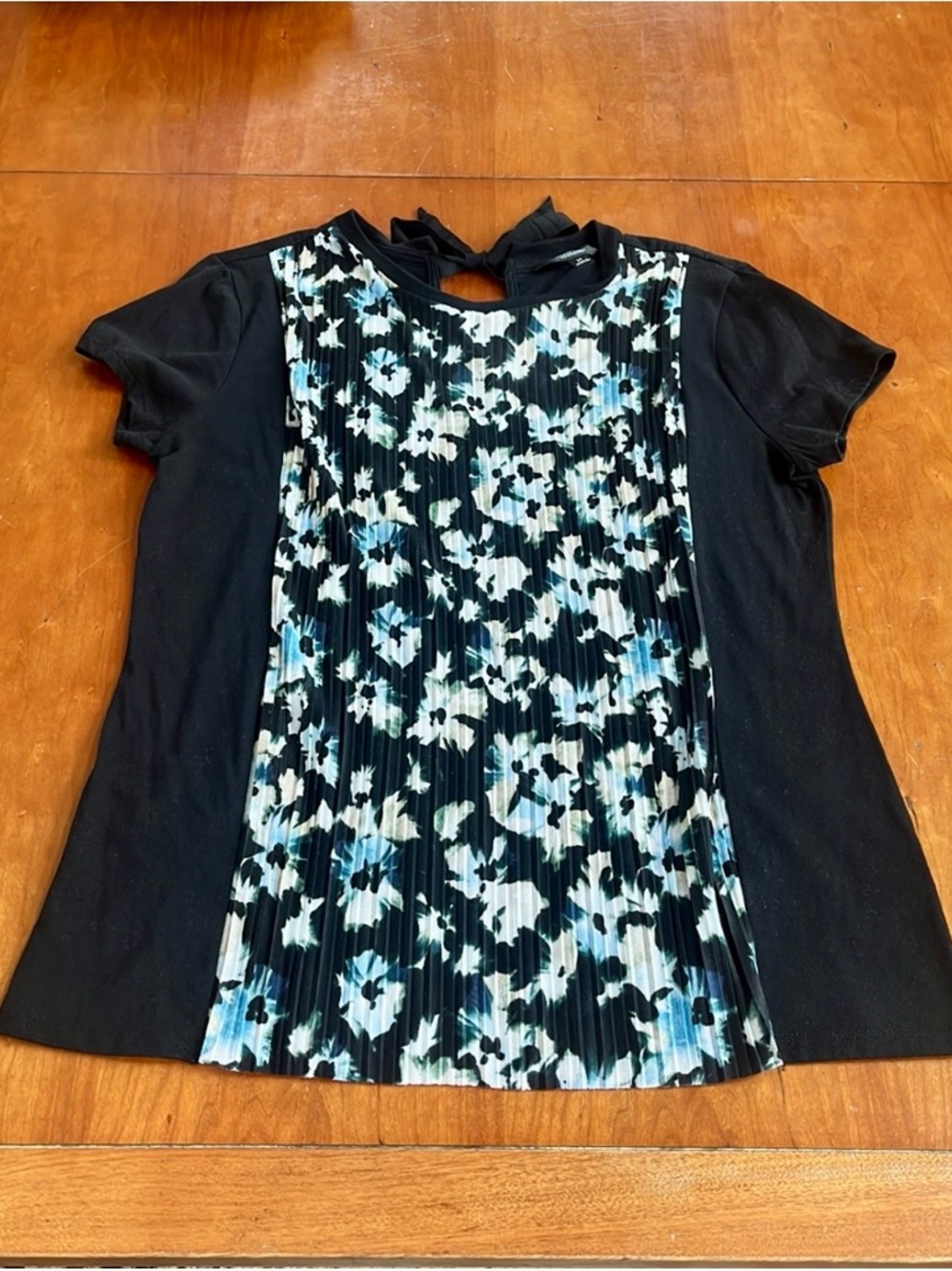 Simply Vera Vera Wang Top. Bow Tie Back in Black w/Floral Front Crepe Overlay.